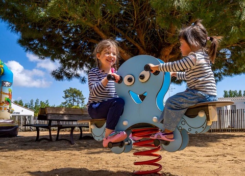 Camping Les Rouillères, 4* - 28
