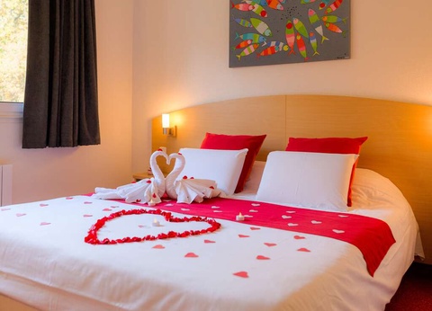 Parenthèse romantique avec bulles et pétales de rose en chambre près de Quimper - 3* - 11