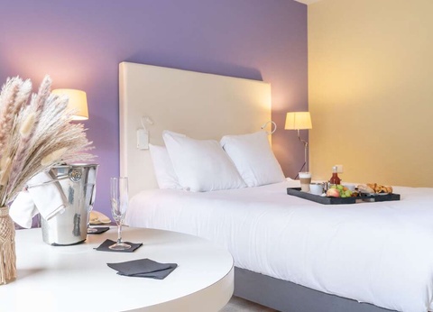 Week-end avec bouteille de champagne près d'Antibes - 4* - 5