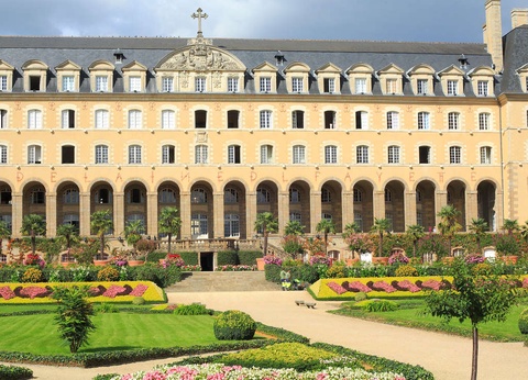 Escapade amoureuse avec spa, champagne et gourmandises à Rennes - 4* - 15