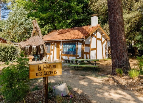 Flower Camping Au Bois des Biches, 4* - 38