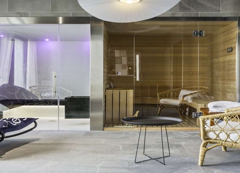 Romance à Brest avec champagne, spa en junior suite lit rond - 4* - 6