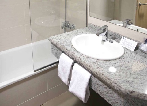 Hôtel en demi-pension et entrées à Portaventura et Ferrari Land avec un enfant inclus - 4* - 24