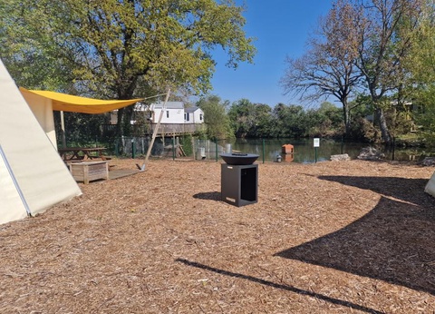 Camping Les P'tites Maisons dans la Prairie, 3* - 37