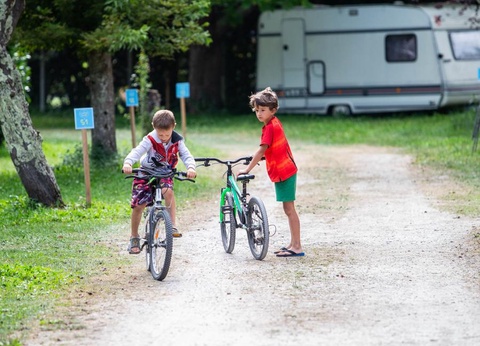 Camping Paradis Aubeterre sur Dronne, 3* - 5