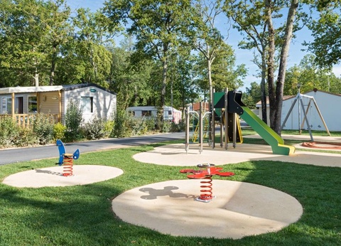 Camping Les Chèvrefeuilles, 4* - 8