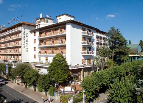 Séjour romantique à Montecatini dans une prestigieuse chambre avec spa et dîner - 4* - 5