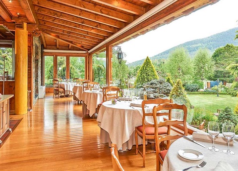 Découvrez le charme des Pyrénées avec un dîner gastronomique, spa et décoration romantique - 4* - 3
