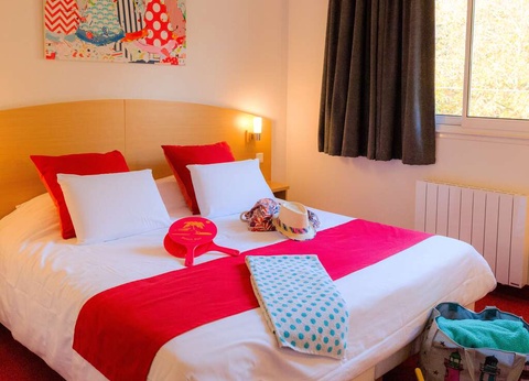 Parenthèse romantique avec bulles et pétales de rose en chambre près de Quimper - 3* - 9