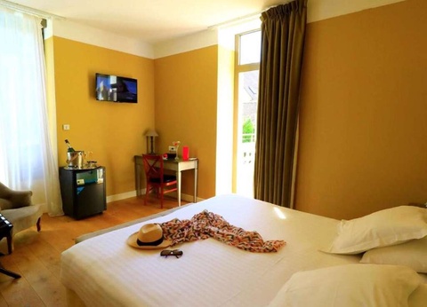 Parenthèse de charme près du joli marché de Sarlat, séjour en chambre supérieure - 3* - 13