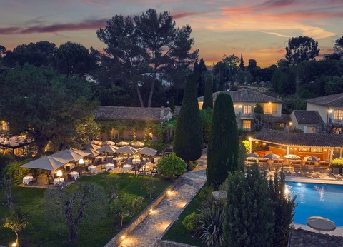 Profitez d'une soirée spéciale Nouvel An avec dîner proche de Cannes - 4* - 20