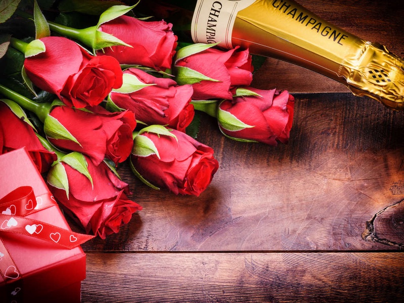 Parenthèse romantique avec bulles et pétales de rose en chambre près de Quimper - 3* - 1