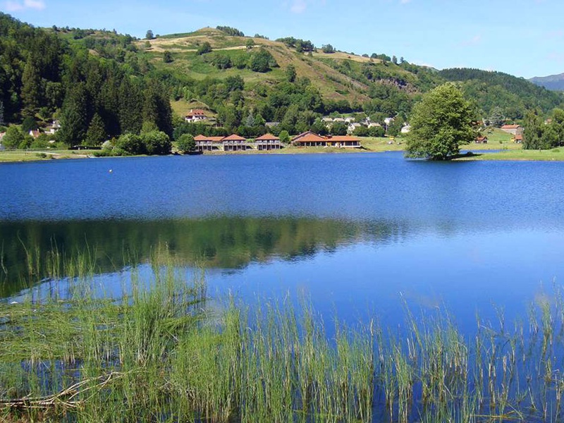 Week-end reposant au bord d'un lac dans le Cantal - 3* - 1