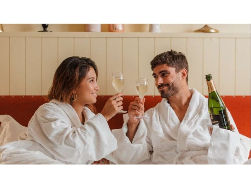 Week-end romantique à deux avec bouteille de pétillant à Bordeaux - 4* - 1