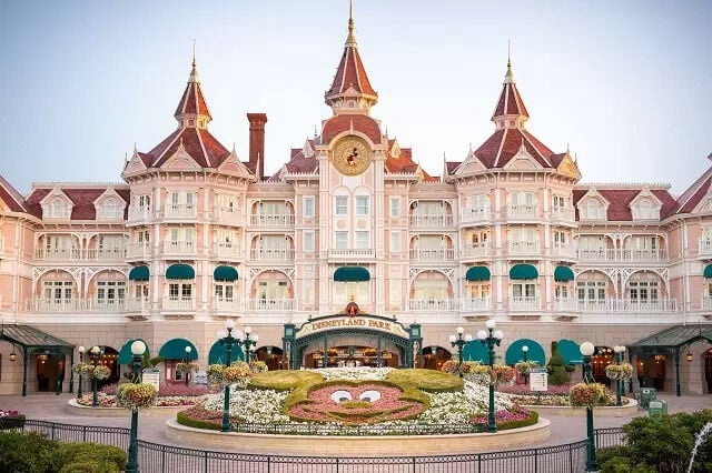 Disneyland Hotel : Plus qu'un hotel...votre véritable conte de fées. - 1