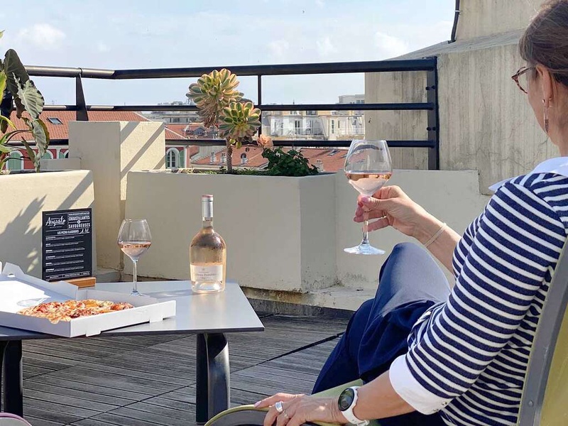 Brise marine à Nice, avec verre de vin et pizza sur la terrasse rooftop - 4* - 1