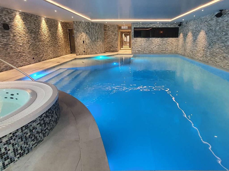 4*Comfort en ontspanning in Nivelles in een superior kamer met spa en zwembad - 4* - 1