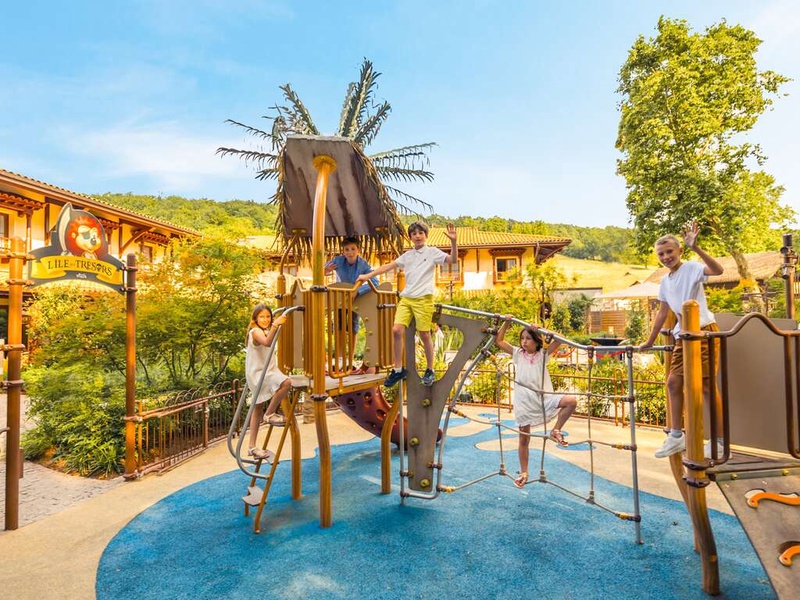ÉVasion en Famille avec Chambre Quadruple et Entrées pour le Parc Nigloland - 4* - 1