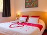 Parenthèse romantique avec bulles et pétales de rose en chambre près de Quimper - 3* - 11