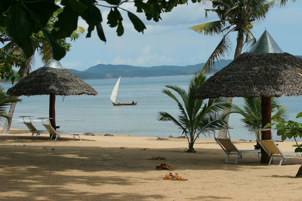 Eden Lodge Madagascar - Premier hôtel 100% solaire avec vue sur la plage