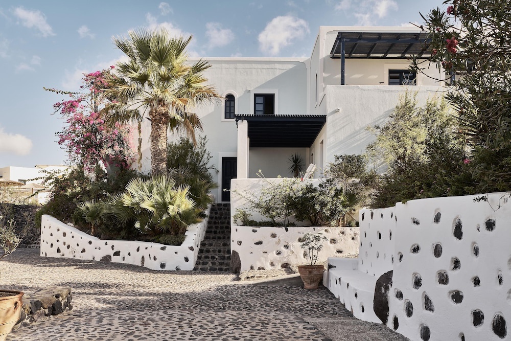 La rénovation d'une maison en pierres et bois nichée dans les Cyclades
